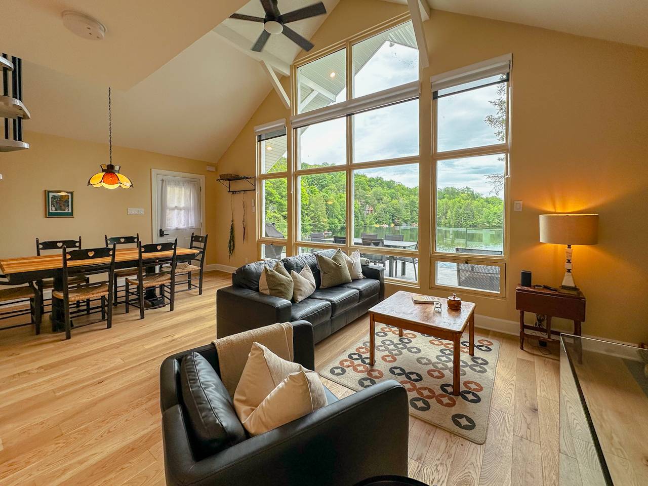 Photo de l'intérieur, vue sur l'eau, air ouvert, salon, cuisine, salle à manger